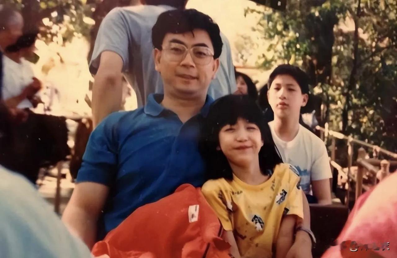 陈妍希从小就是一个很幸福的女孩子，家境富裕，父母虽离婚，但却都很爱她，也给了她很