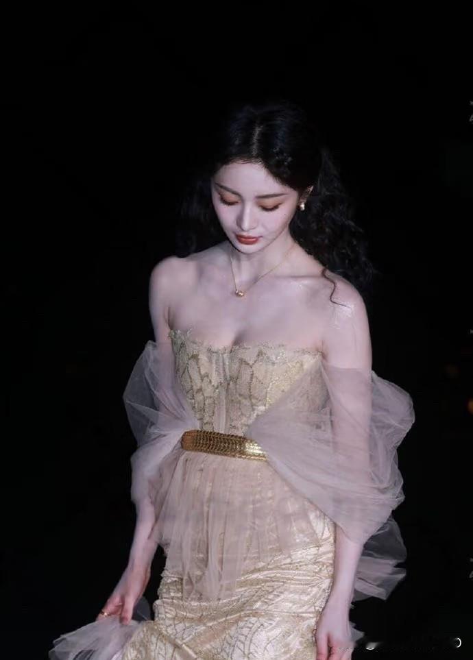 周洁琼的氛围感，把复古仙气穿在身上