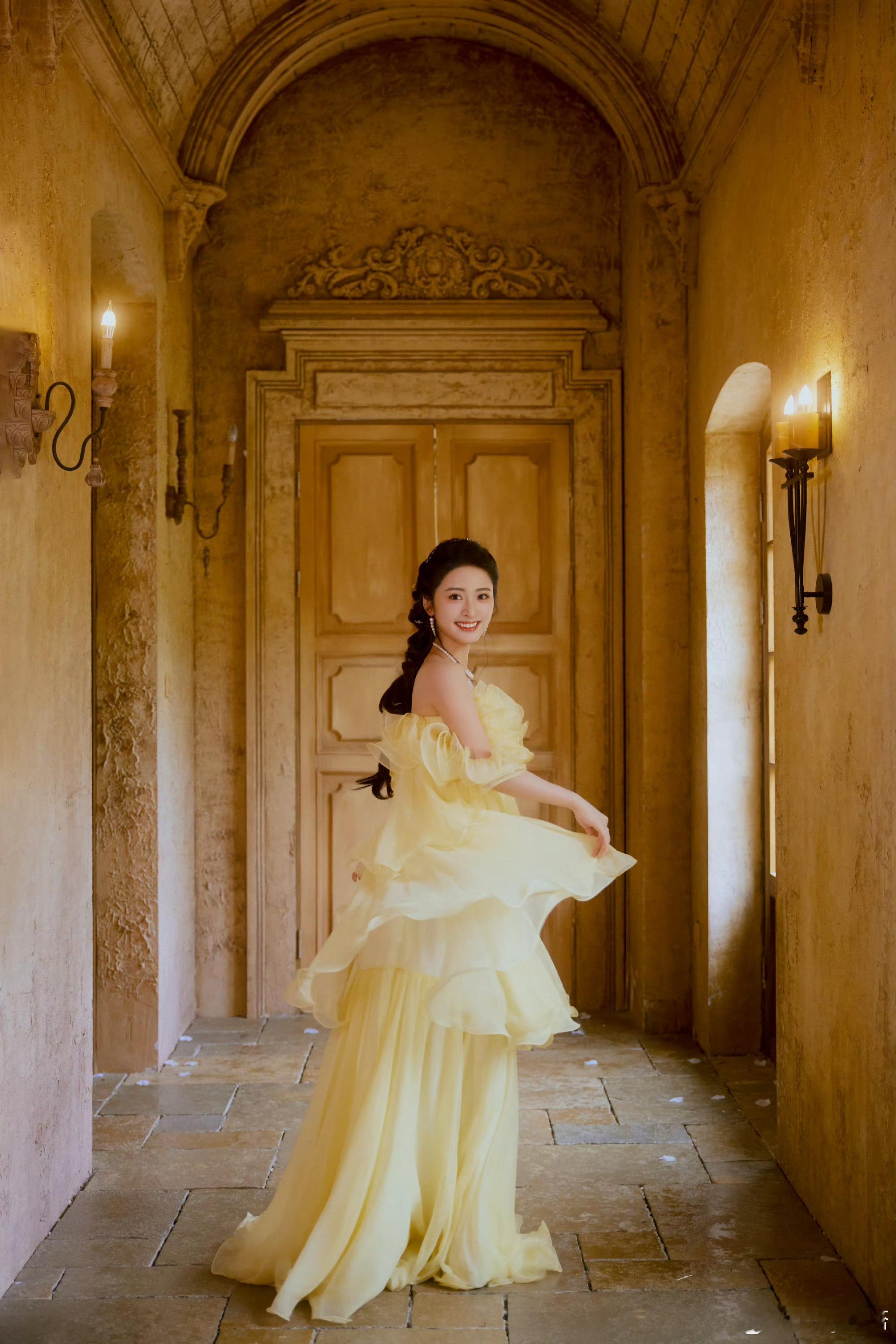 沈月瓦妮达沈月宫廷风蛋糕裙我的妈耶！！！怎么感觉沈月这身裙子＋宫廷风的环境.有