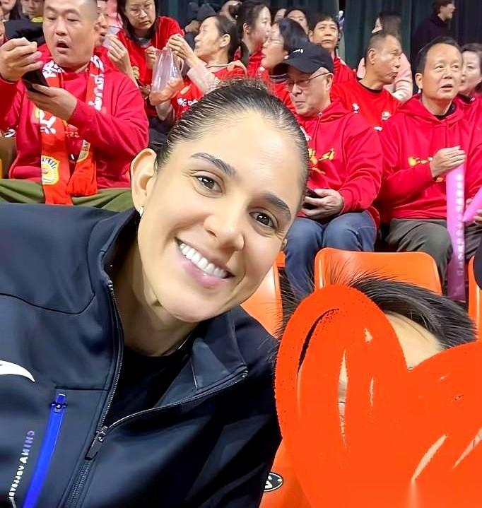 她没进大名单。人却跟来了。就那么安安静静地，穿着自己的衣服，坐在看台上看完了