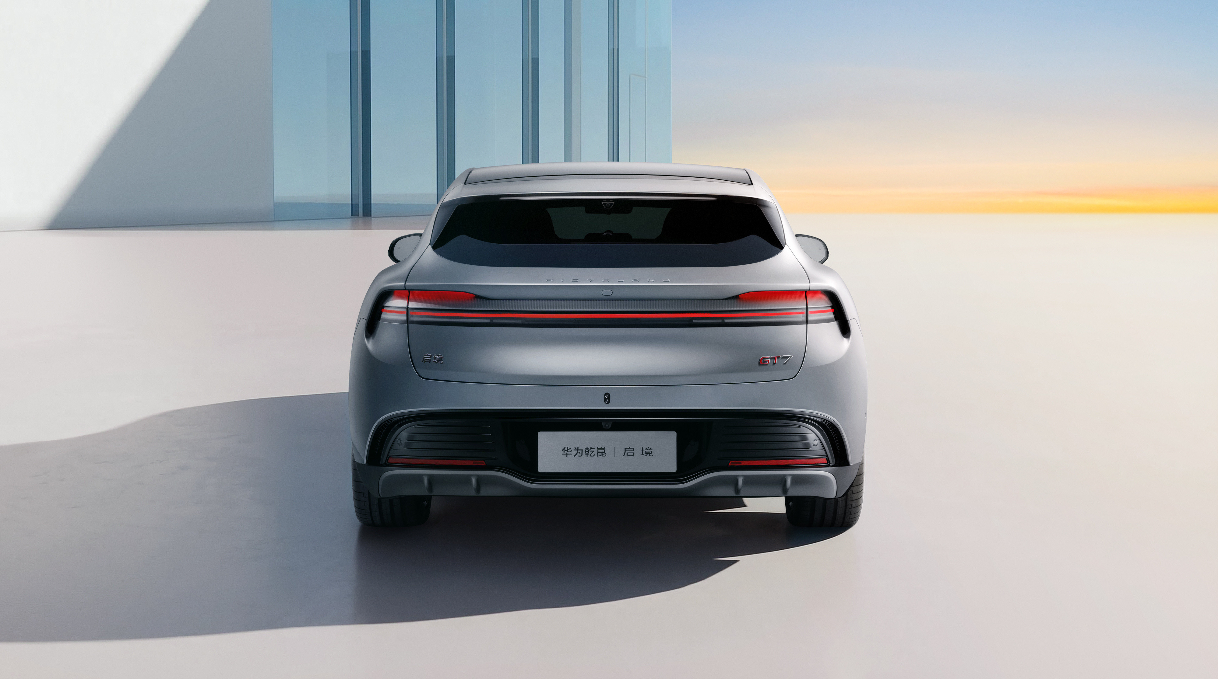 启境GT7外观官图。本来对这车期待值很高，但现在看心情比较平淡了。前脸有保时捷味
