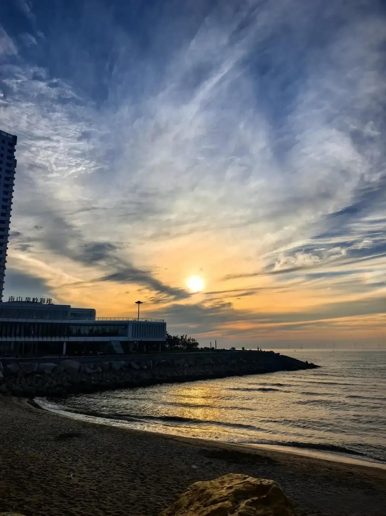 早上早起，刚日出到海边，呼吸新鲜空气，拥抱海风，踏踏海浪！很惬意。