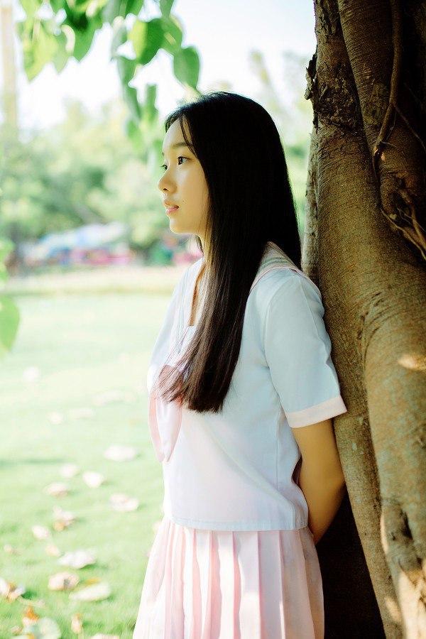少女倚树沉思，绿意盎然，静谧时光。jk女孩的日常沉思氛围感写真甜系jk女孩