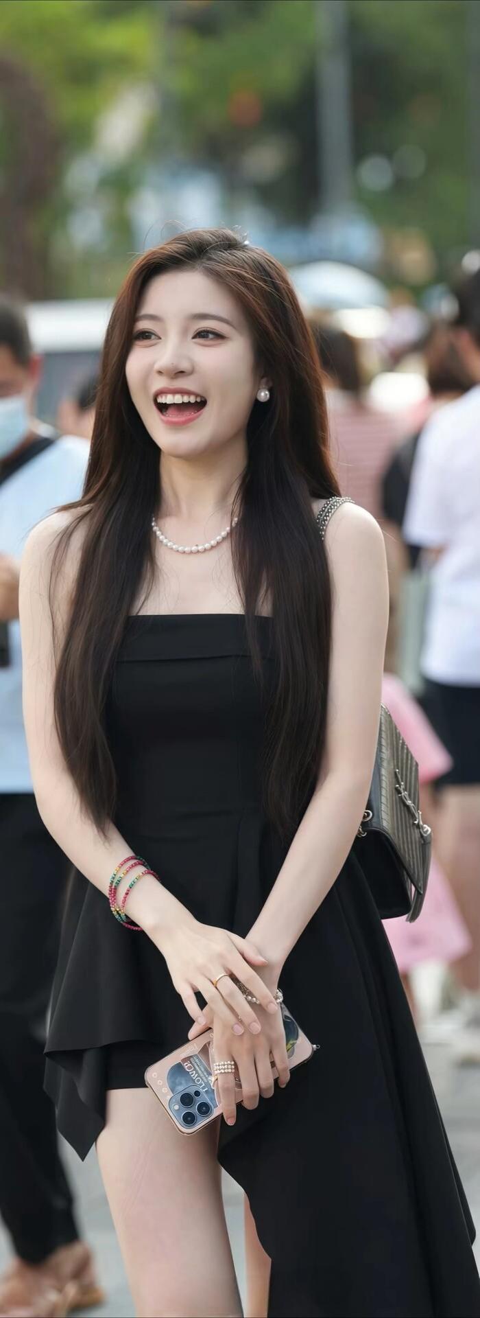 夏日穿搭指南：黑色连衣裙搭配珍珠项链，元气满满的一天！🌞👗💎美腿控黑色裙