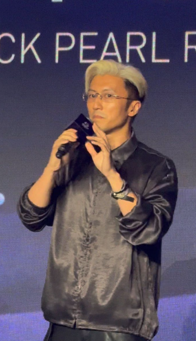 背手乖巧似小学生，开口就是王炸！摇滚川菜蓝调粤菜，霆锋的美食摇滚论，i人的浪漫全