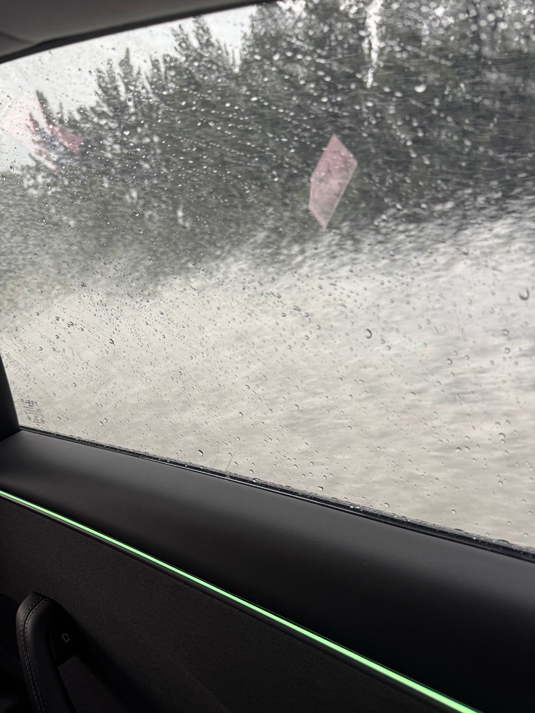 北京这雨下的，我这台特斯拉仿佛在开船🚢租的大鼠标两天1241元，电车租车费可真