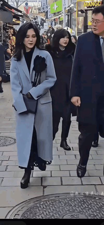 12月17日，三星公主李富真在首尔出席活动，她穿着灰大衣很优雅，但是看到她走路的