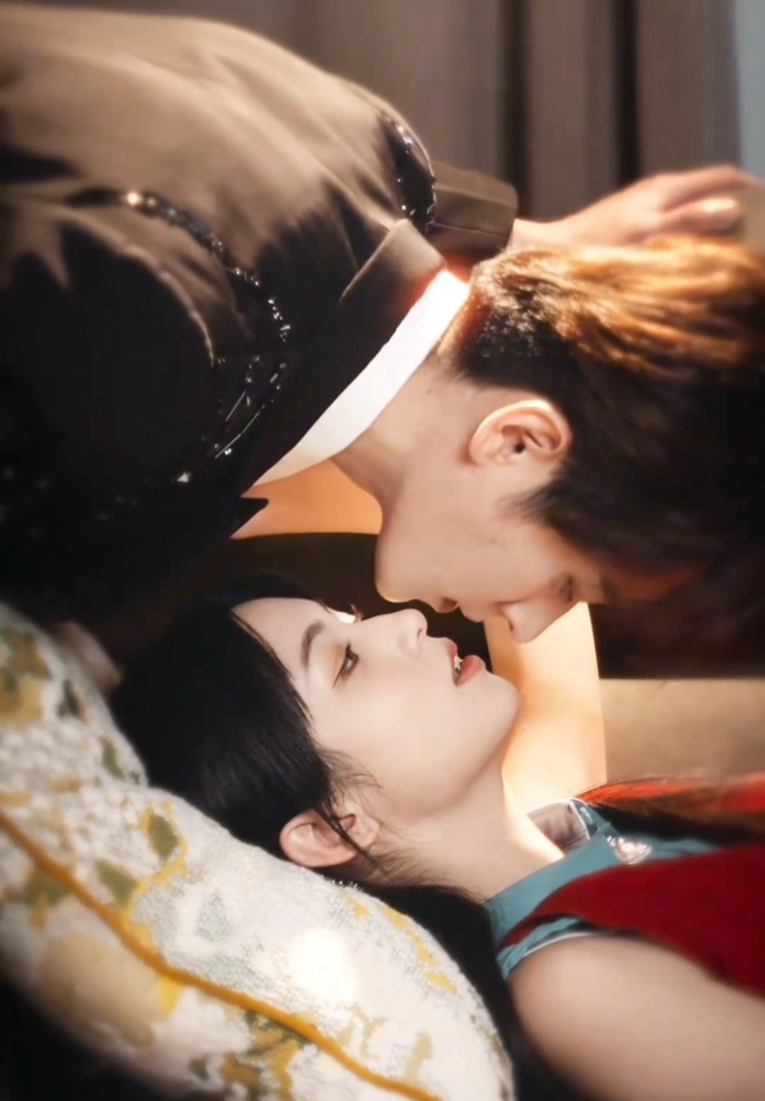 周也丞磊沙发扯领子共创视频好甜啊！这个乳鸽好宠吧，真的在拍大家想看的[抱抱]