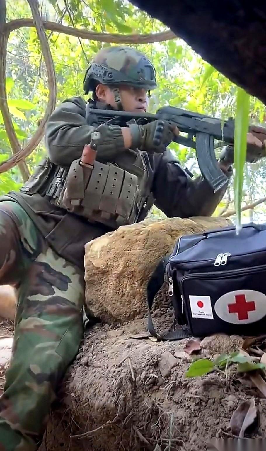 说真的，第一眼看到这枪，我以为是哪个非洲哥们的照片。就这AK的磨损程度，这枪托