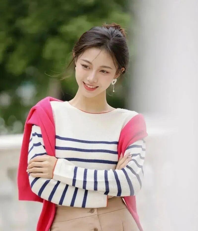 什么样子的女人才是最美的明眸皓齿，明眸善睐。盈盈笑语，落落大方。亭亭玉立什么样的