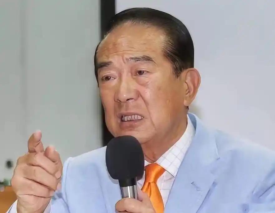 台亲民党议员当街高喊：我们不要“屈辱的和平”！9月22日那天，84岁的宋楚瑜