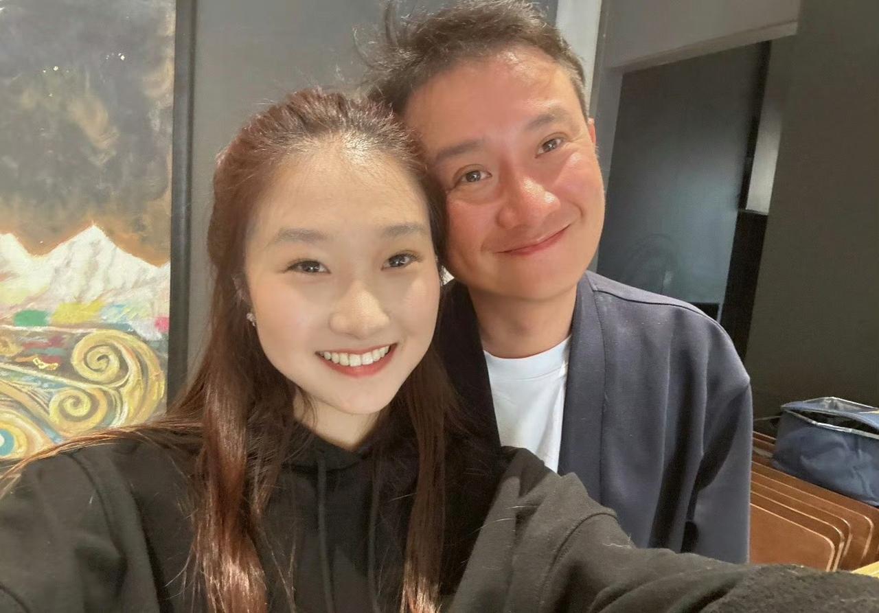 文章和女儿的合照，被网友评成了“年度最佳乌龙”。女儿发了张父女合照，评论区有