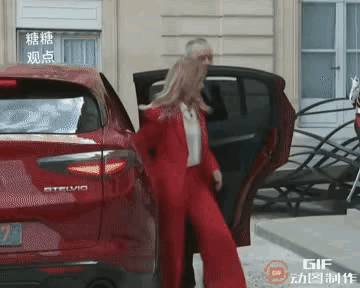 马克龙终于如愿以偿再也无须顾及老师的惩罚了梅洛尼这次也一身鲜红来与马克龙幽会