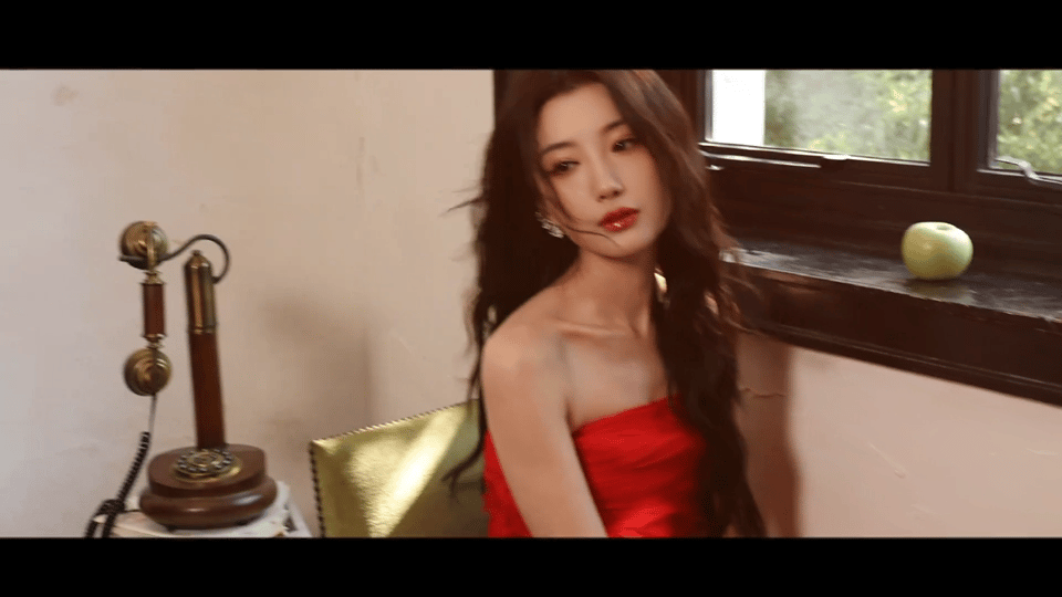 毛晓彤红裙青苹果又撩又纯毛晓彤微博视界大会红裙是流动的火焰，青苹果是青涩的糖，