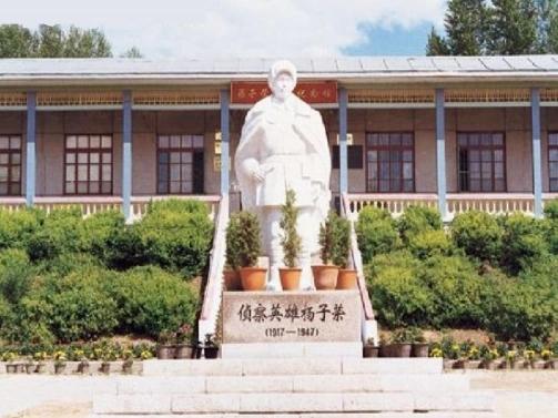 1947年，剿匪英雄杨子荣倒在雪地里，开枪的土匪逃进深山，改名换姓当了农民。22