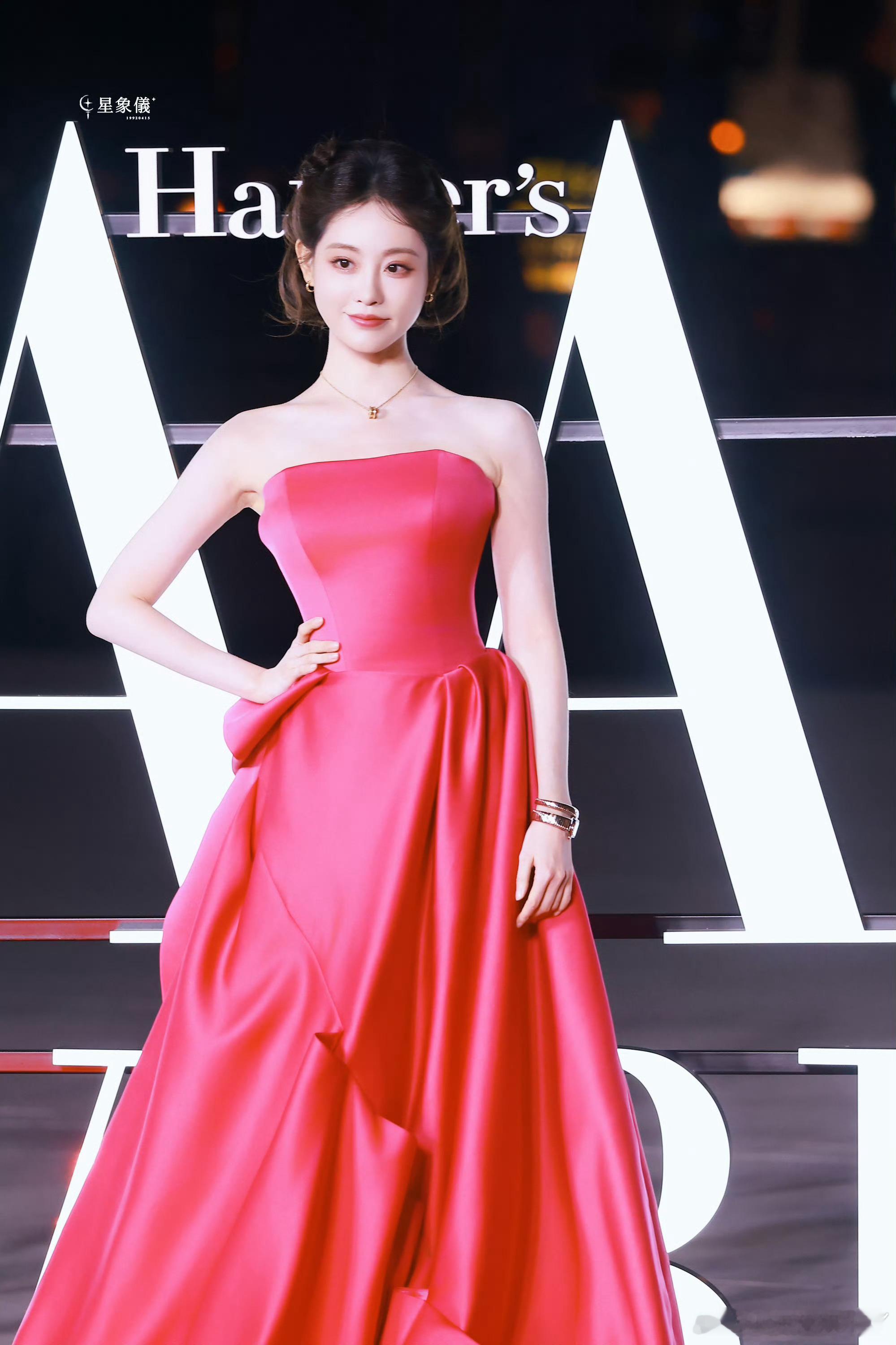 祝绪丹是盛开的玫瑰谁懂啊！祝绪丹今晚红毯造型杀疯了，红裙盘发优雅又明艳，每一帧定