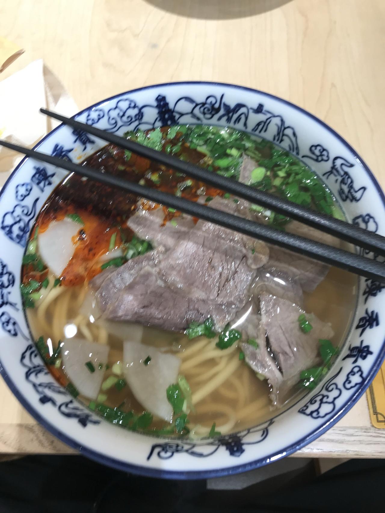 全国兰州拉面馆最多的省份,第十名、陕西,门店1250家,市场规模85亿元。面