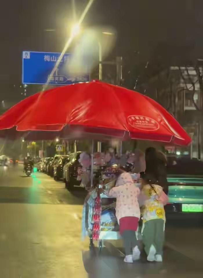 一个90度鞠躬，为什么能让人民日报连夜转发？——看完她的故事，我默默把手机亮度调