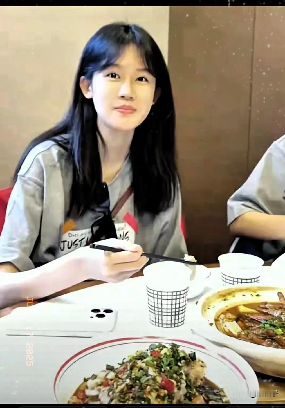 陆毅和鲍蕾的大女儿贝儿（陆雨萱）已从可爱萌娃成长为亭亭玉立的少女，她的嘴巴长得非
