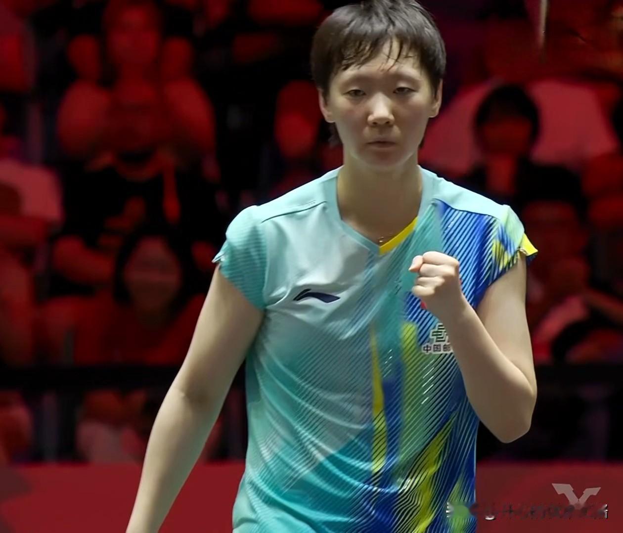 王曼昱太难了，开局竟然19-21输了。王曼昱结束比赛去过来，马琳提前伸手等待击