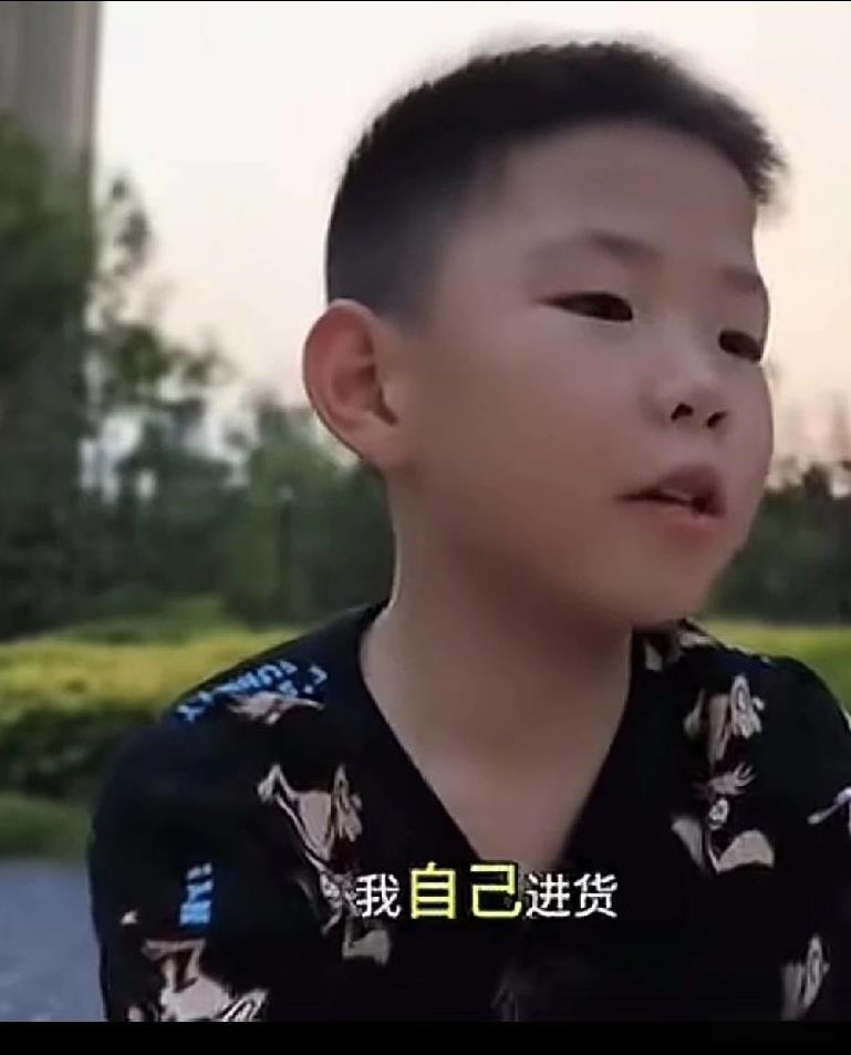 我上个月摆摊赚了8000，这个月放假了，能挣10000。我都是卖别人需要的东西
