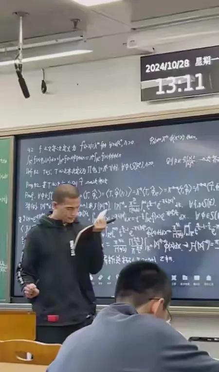 我觉得，韦东奕是不适合做教师的。从网上发布的视频来看，他讲课时候，就是自顾自地