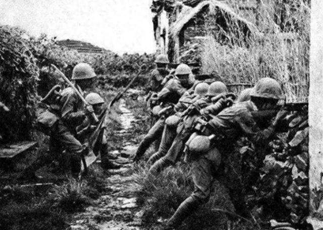 1945年，新四军旅长刘飞打了一次胜仗，抓了几个日本俘虏，突然，他看俘虏中有一人