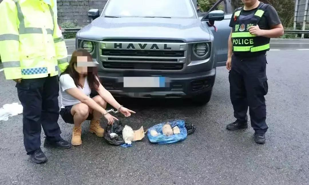 女子运毒4.2公斤！被警方查获：近日，云南省维西县公安局禁毒大队查获一起运输毒品