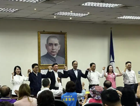 昨日，岛内检调部门突然对台中市国民党党部展开搜查行动，并带走了数位参与罢免绿营团