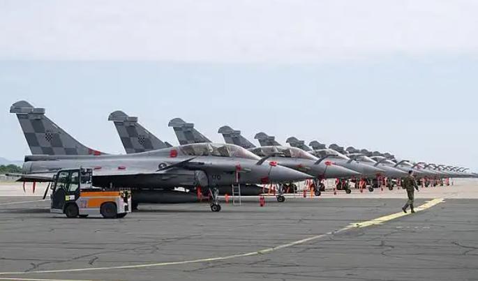 真要买歼-10C了？印尼政府暂停阵风订单，印巴空战让俄法双双出局。价值81亿美元