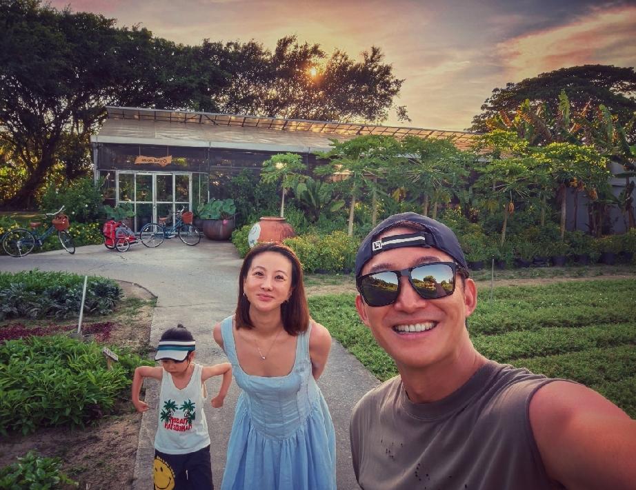 王阳的这个父亲节过得算是很有仪式感了，老婆高斯晒一家三口合照，还以女儿Molly