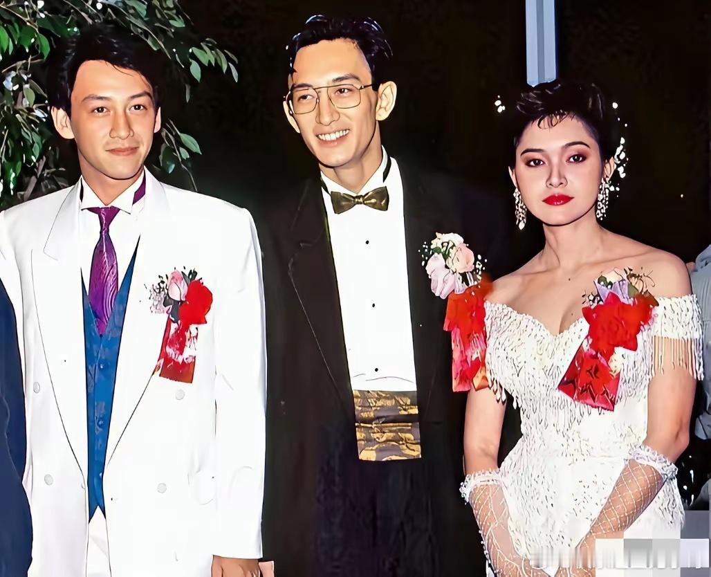 吴启华第一次大婚时的留影，新娘是泰国富商的女儿，穿白西装的是哥哥吴启明，担任婚礼