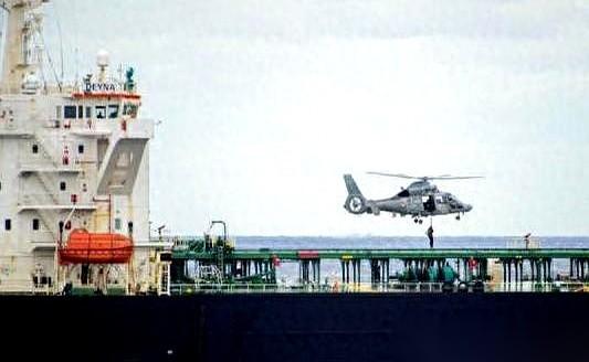 法国人这次，是真的不留情面。公海之上，直升机轰鸣着悬停，特种部队从天而降，一艘