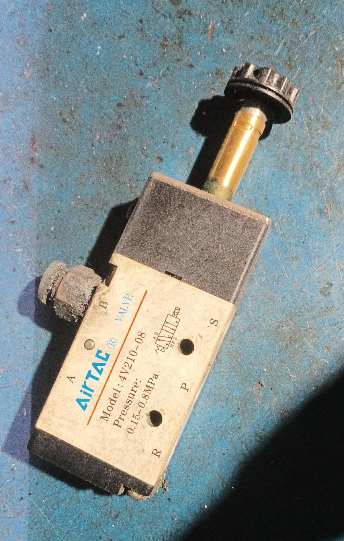 电工不是修灯泡的，是能听懂机器说话的人。电磁阀不会修，PLC连界面都找不到，别