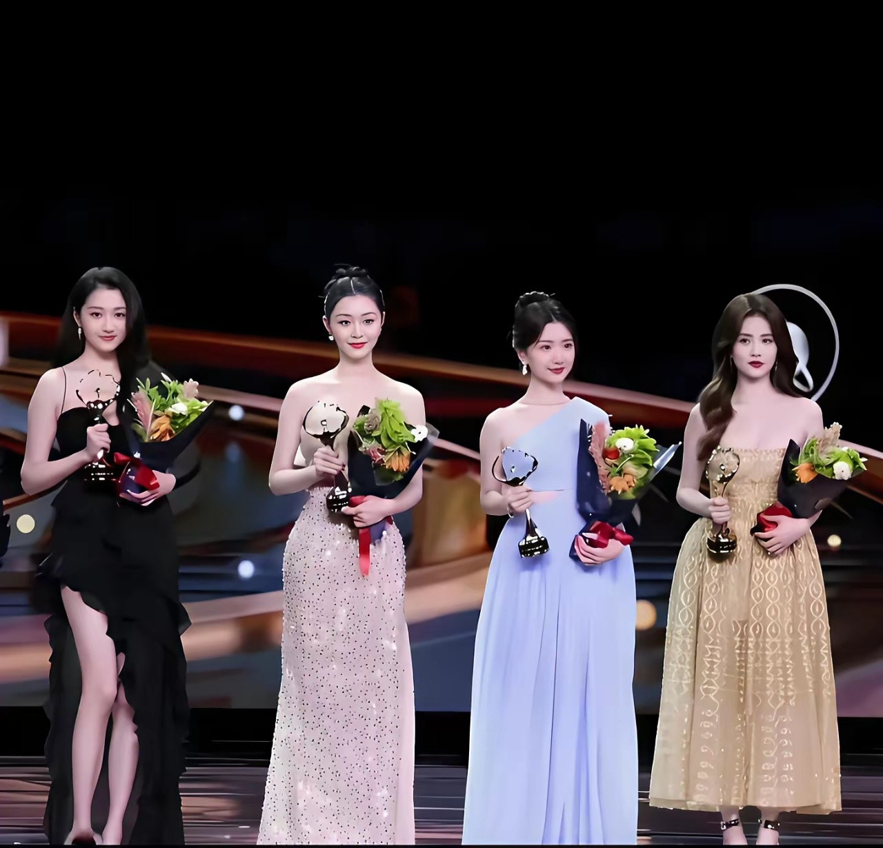 仔细瞧，宋轶比关晓彤略矮一点，不过她气质还在。她的美，胜过其他三位，演技也是最出