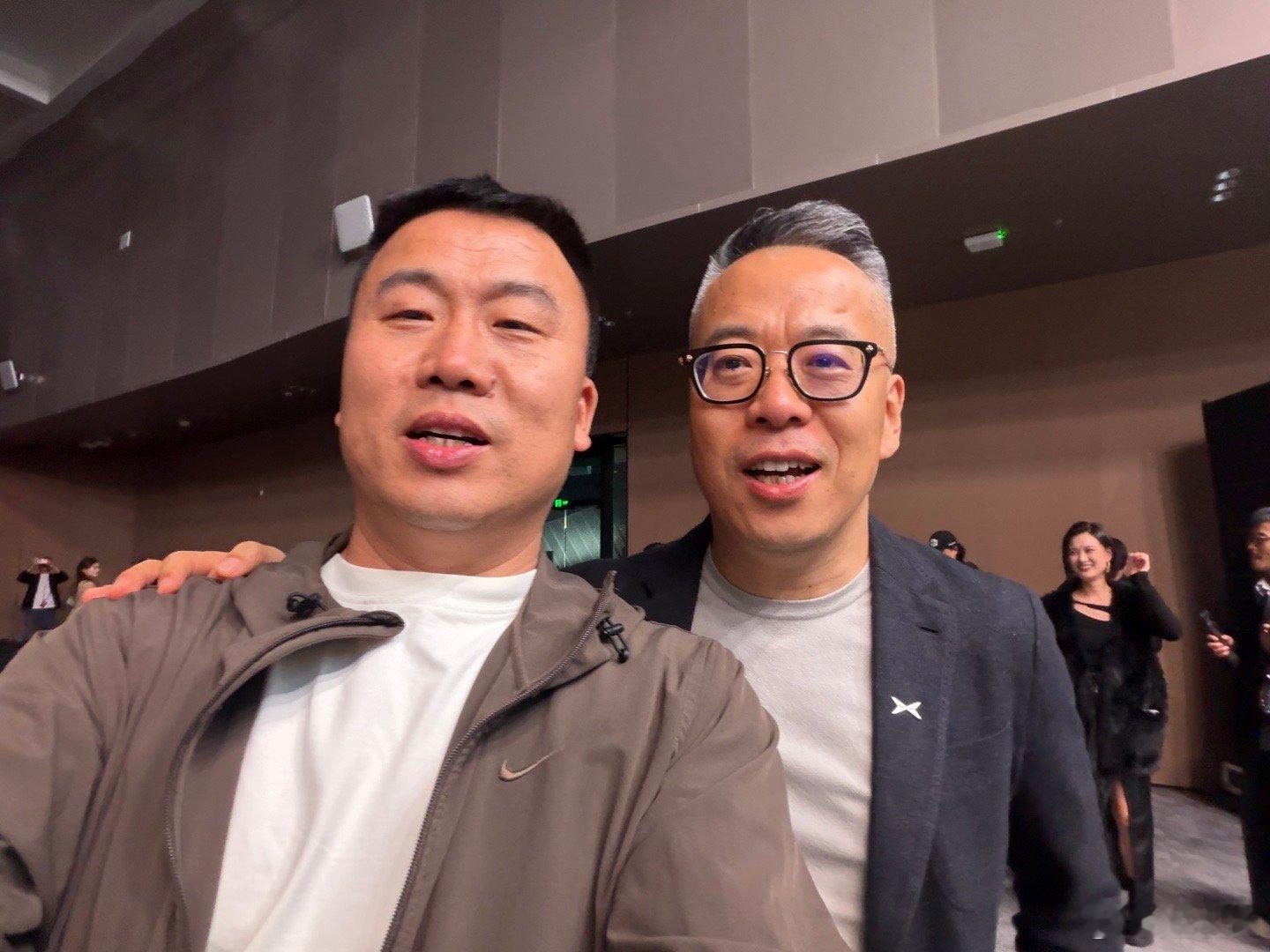 今天拖总是我见到历史上最帅的对了托总拍照的时候再看什么？难道是老叶吗？