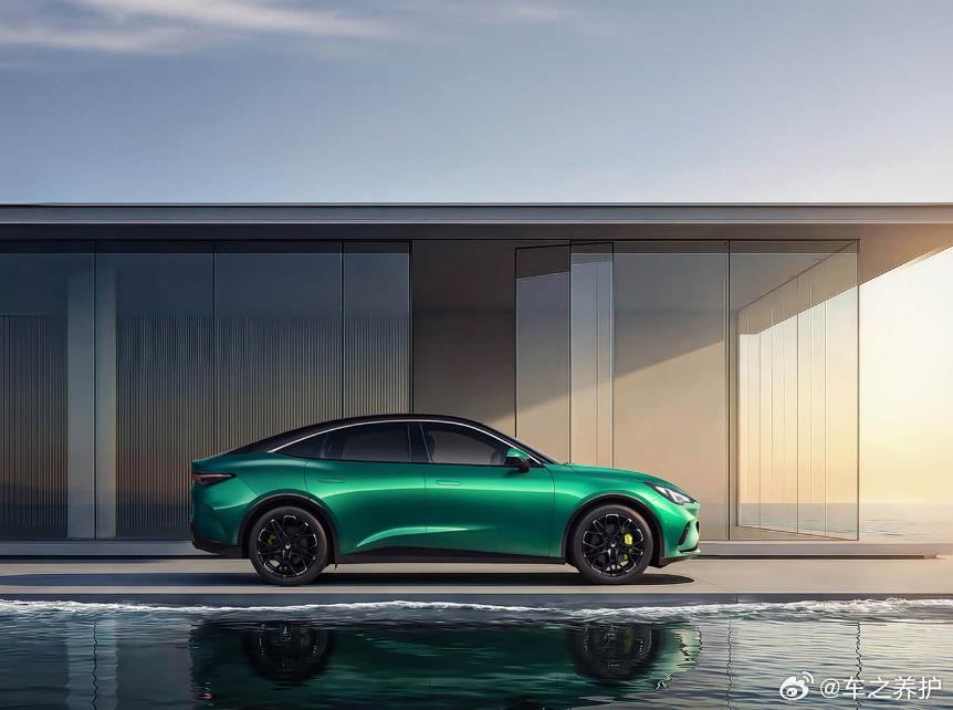 这车配升降尾翼+800V平台，预售11.78万起，对标比亚迪秦L行吗日前，极狐汽