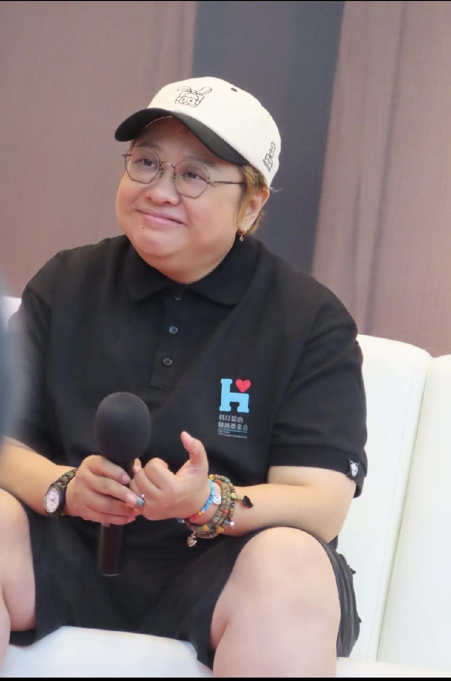 韩红正在面临一场巨大的“墙倒众人推”，必须亮出这些来证明自己。第一、实打实的