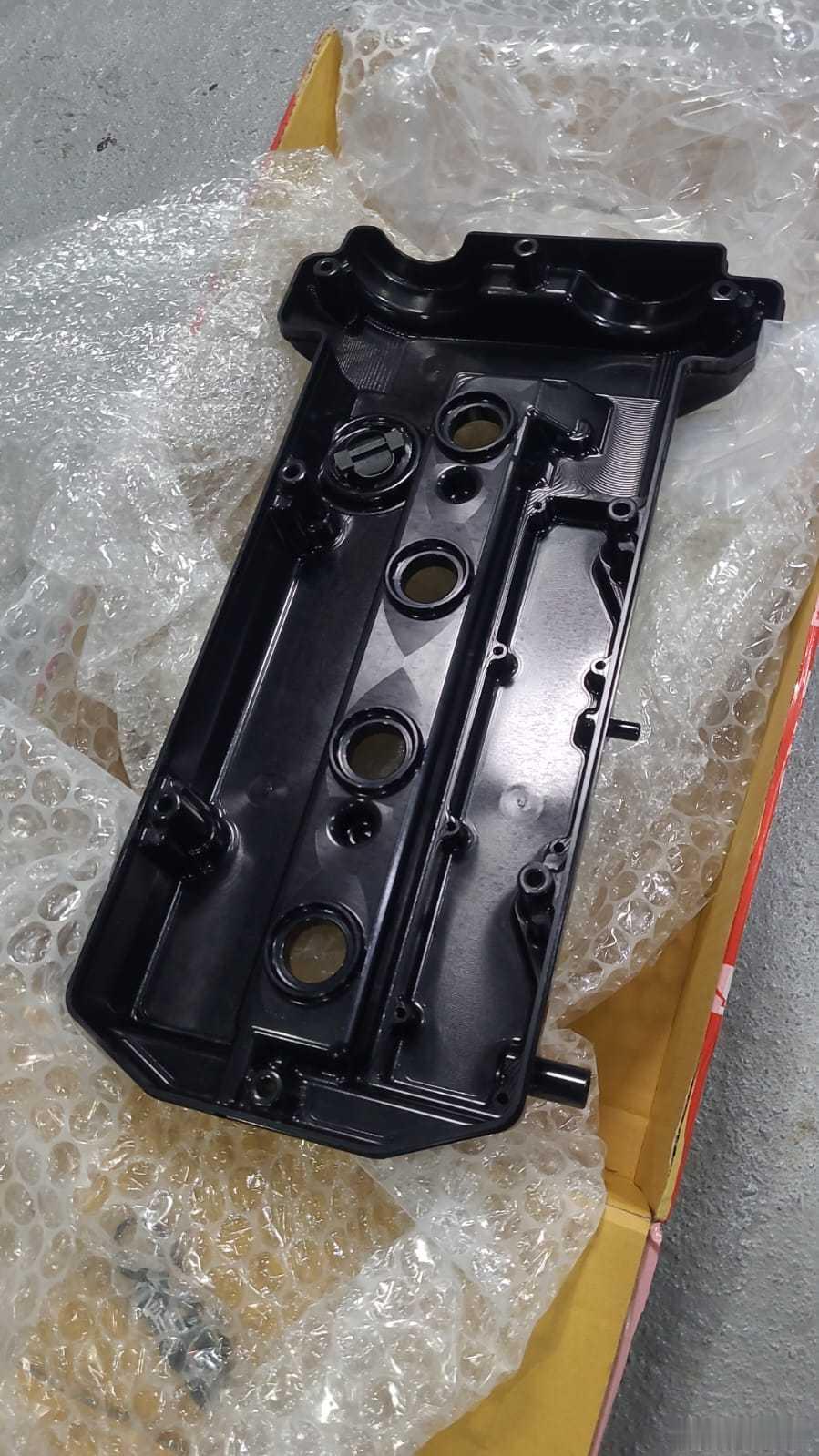 从前奔驰这款气门盖是以镁铝合金制作(图一)，取其轻，但日久因为镁跟氧化合就会产生