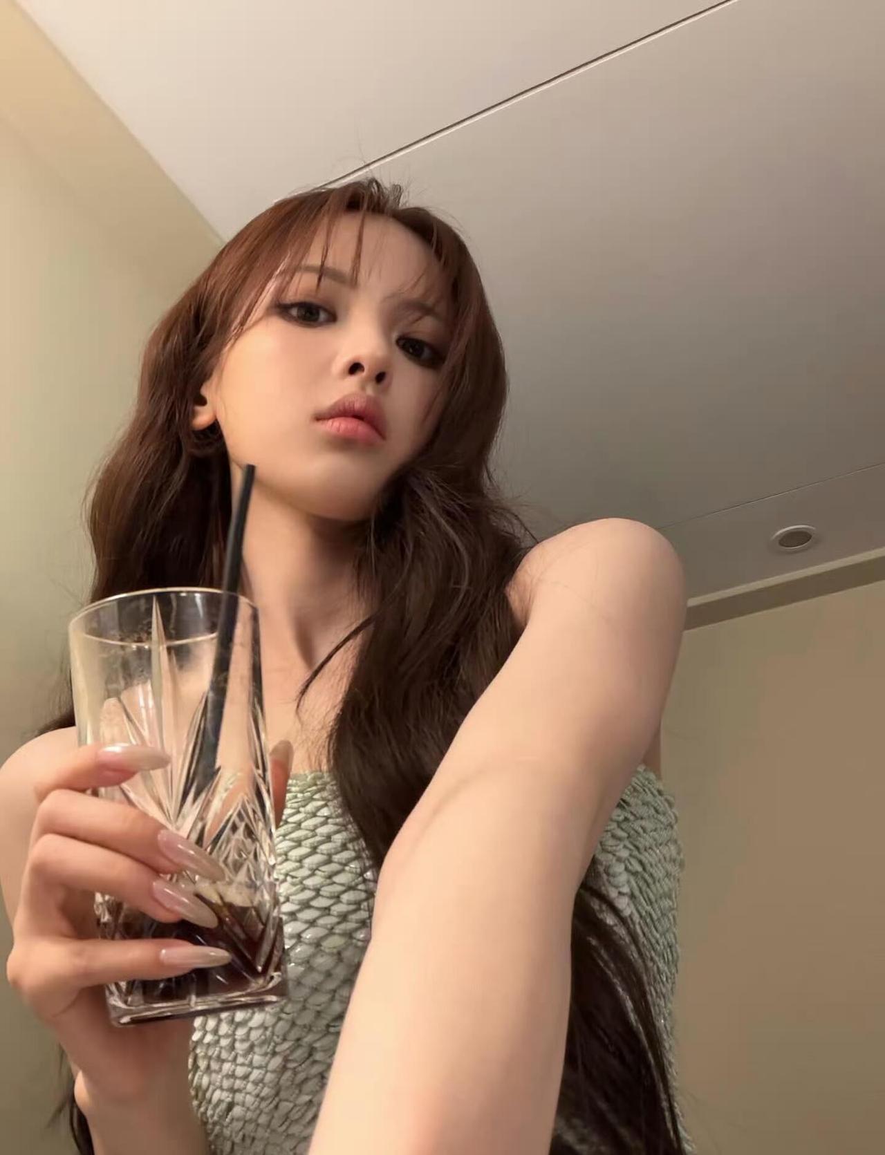 杨超越ins和小助理🫘更新每张都是权威女头直出陈飞宇杨超越大秀同框杨超越巴黎