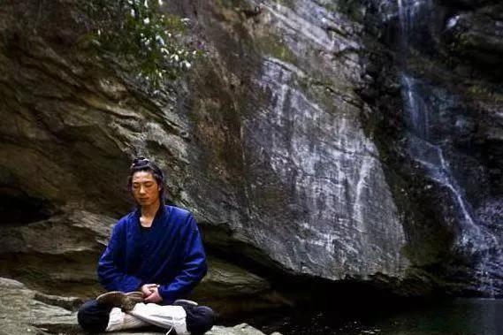 中年以后最好的生活方式就是销声匿迹，半隐半退。不要让别人知道你的行踪，特别是熟人