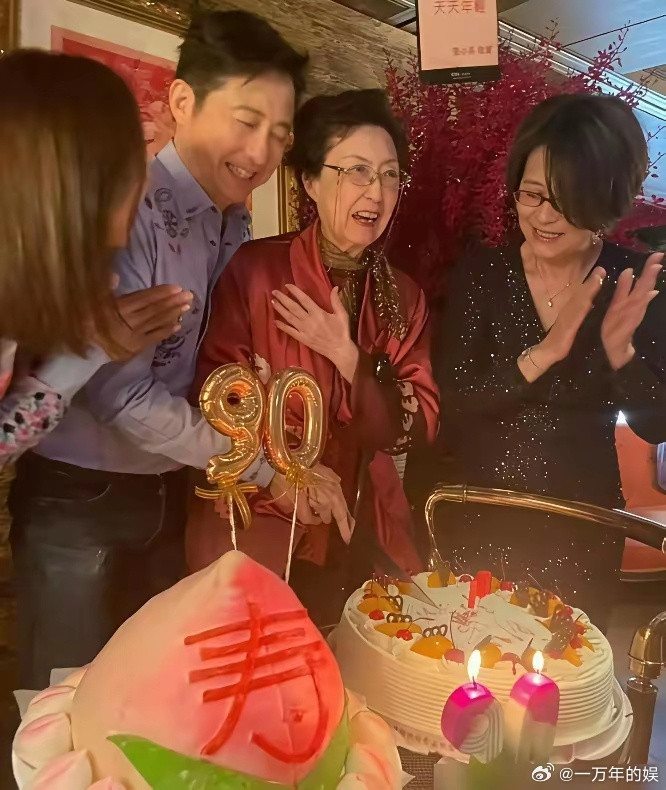 庾澄庆母亲对伊能静一直不满意，嫌她歌手出身，又嫌绯闻多。现在这个儿媳，老太太倒是