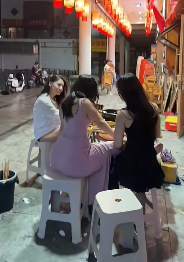 都下雨了闺蜜还要往外跑