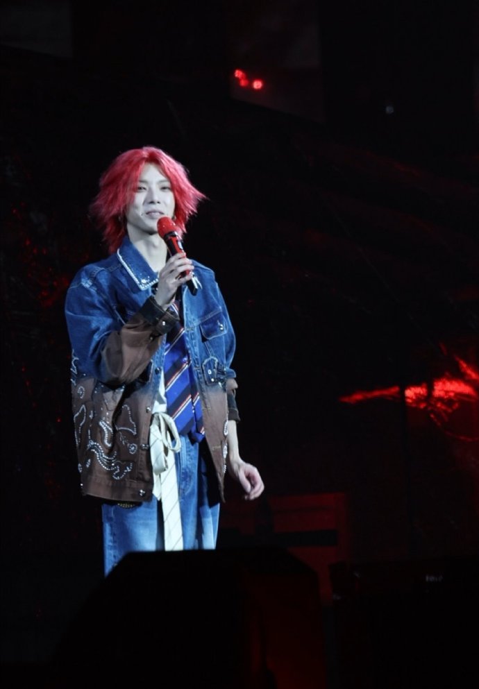 华晨宇20米高空站桩直播恐高人士已跪着看完直播！华晨宇站在20米高空如履平地，