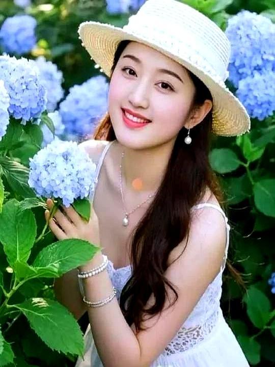 53岁杨钰莹被问结婚，突然捂嘴笑：“有男朋友了，他说要来照顾我。”你记得她