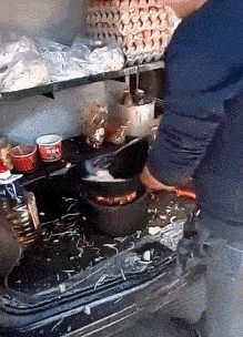 平时你觉得这小摊不好吃但在这我，就是，厨神！