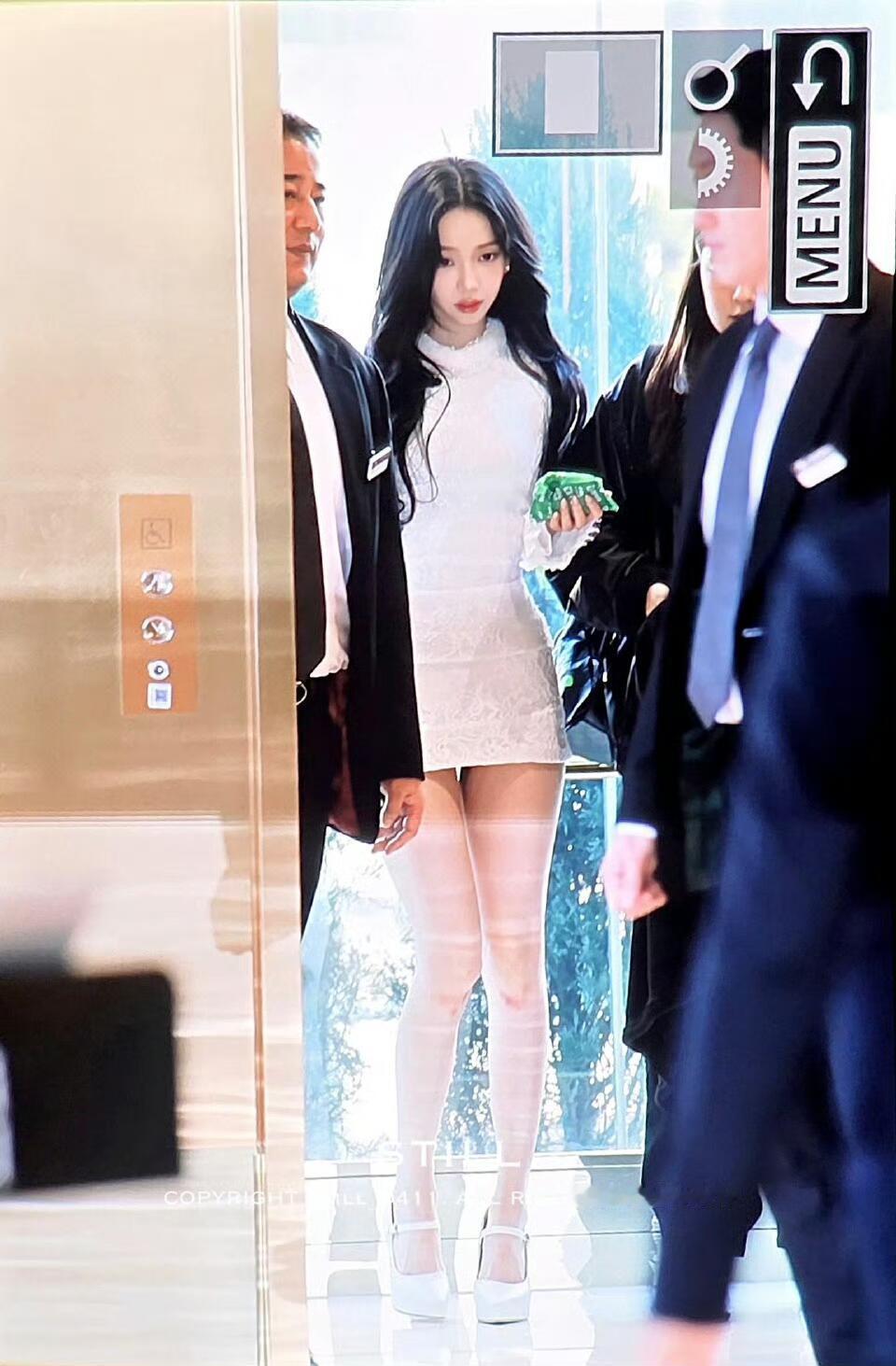 卧槽我大腿根一直在哭谁懂p1玻璃反光像丝袜…