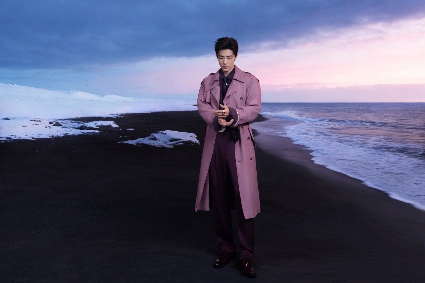 穿圣罗兰的肖战，选择与高级珠宝主石颜色相衬的粉紫Look，整体色调统一。服装：S