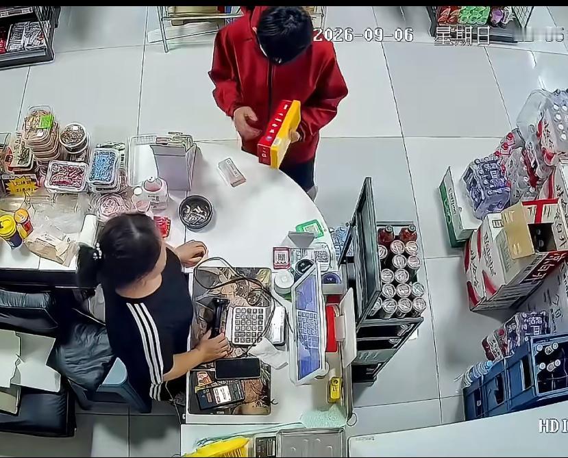 监控拍下精神小伙便利店拿了两条烟不付款，撒腿就跑，反应过来的老板娘追出去。精神小
