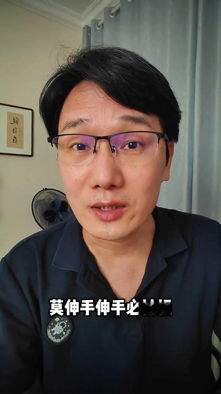 莫伸手，伸手必被捉。广西贵港一动物园两只老虎发生激烈的打斗，打斗过程中间一只老